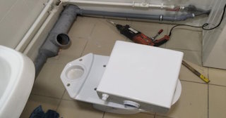 Установка напольного унитаза в Кропоткине: монтаж под ключ от СантехДомКрп от 5263 рублей.