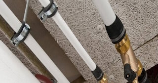 Замена труб водоснабжения в квартире: цена от 2106 руб. - СантехДомКрп